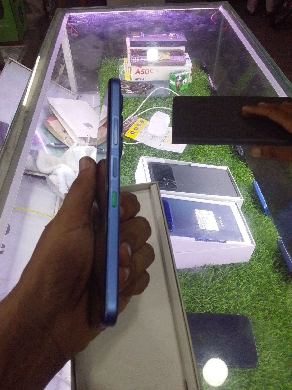 Infinix Hot 60i 6GB / 128GB in Shadow Blue — photo 2
