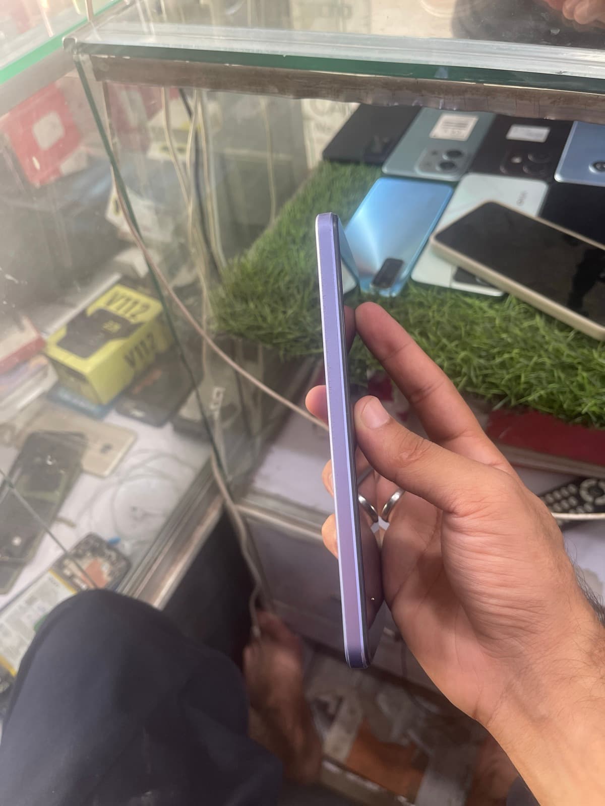 Vivo Y17s 4GB / 128GB in Glitter Purple — photo 3