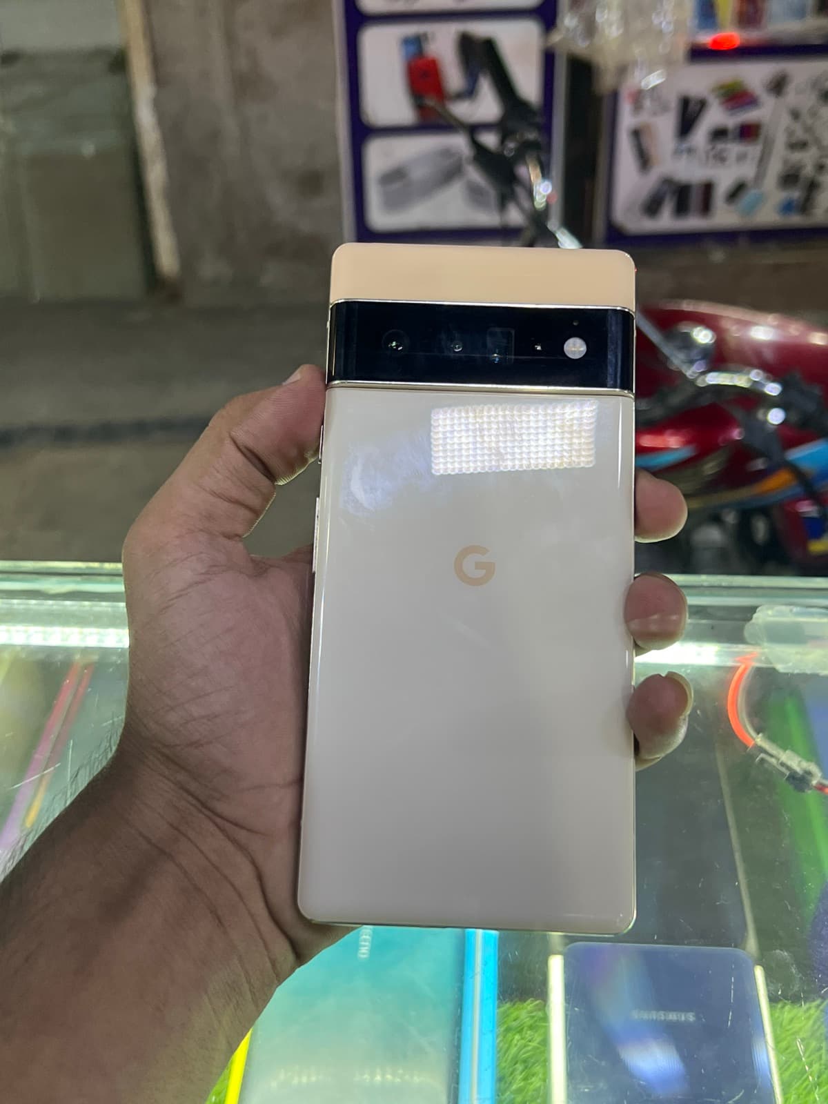 Google Pixel 6 Pro 12GB / 128GB in Sorta Sunny — photo 1
