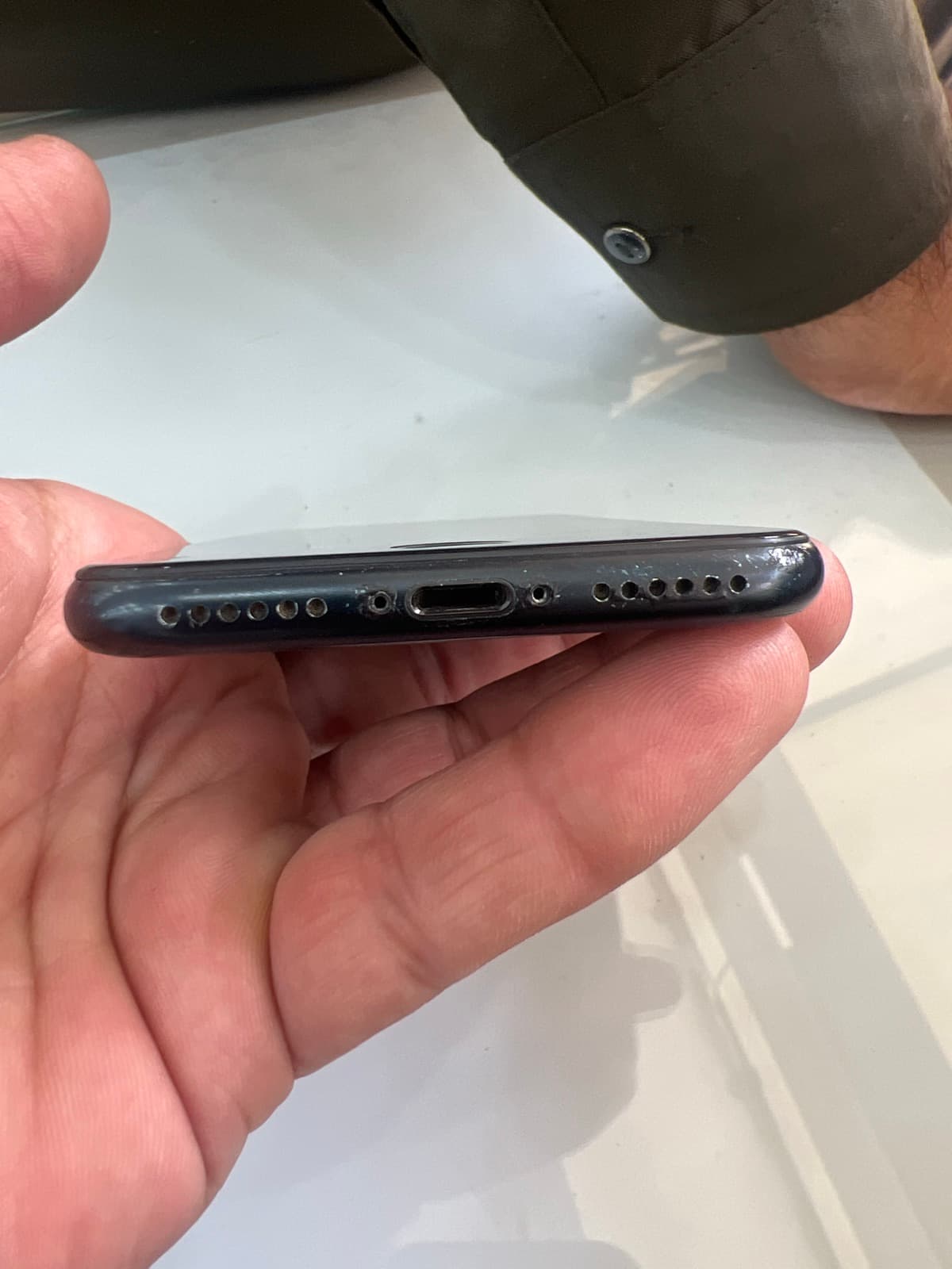 Apple iPhone SE (2022) 64GB in Midnight — photo 3