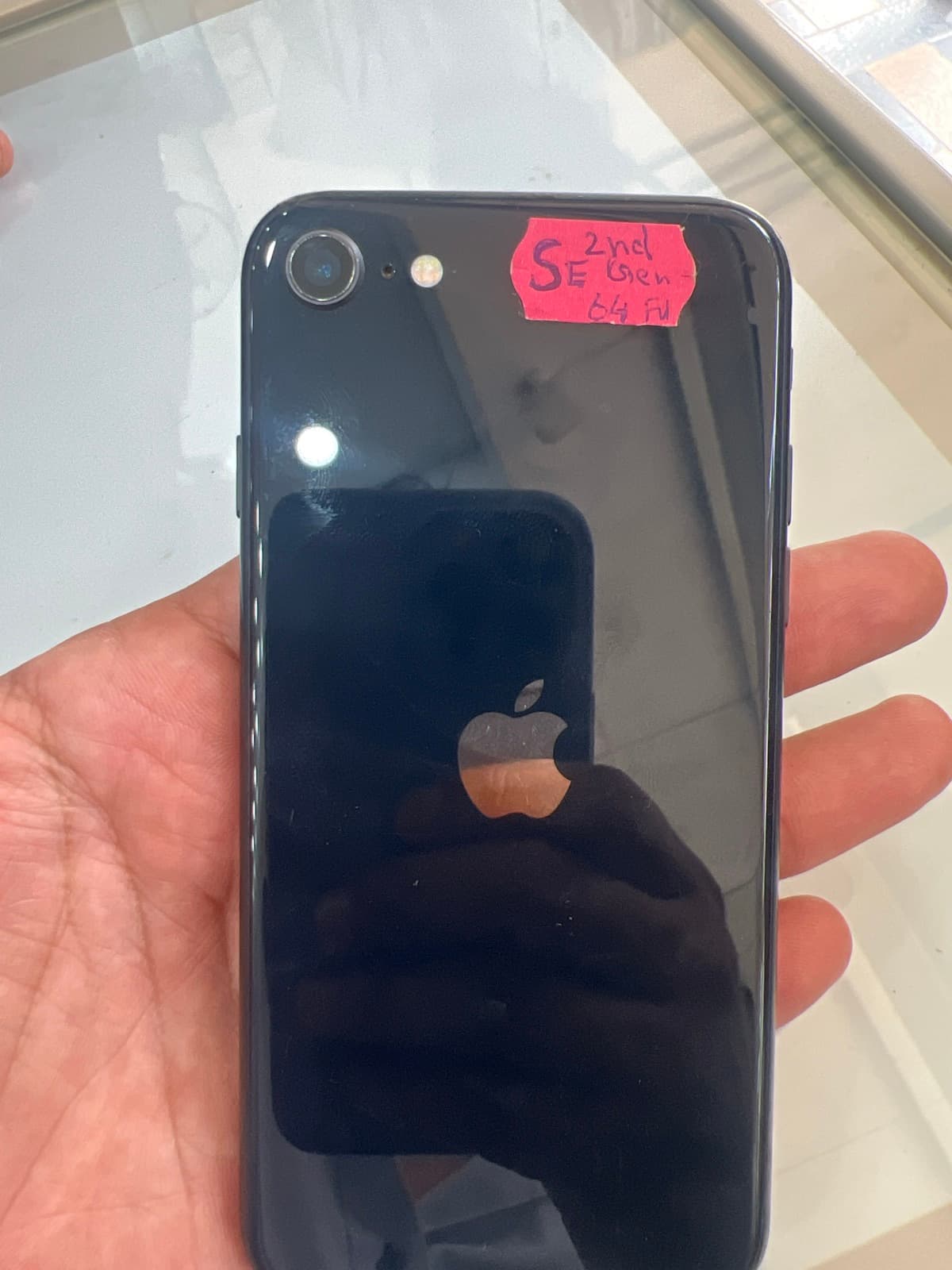 Apple iPhone SE (2022) 64GB in Midnight — photo 2