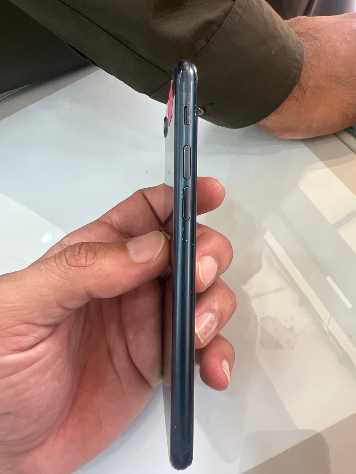 Apple iPhone SE (2022) 64GB in Midnight — photo 5