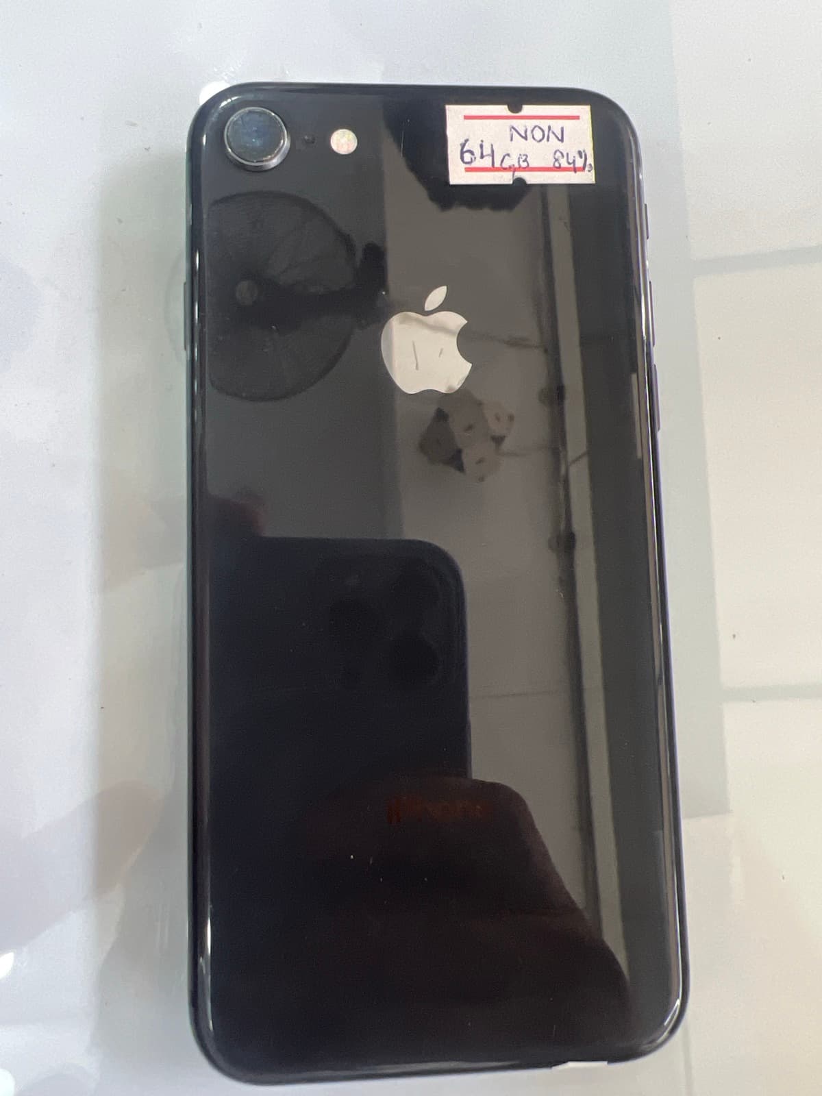 iPhone 8 · 64GB