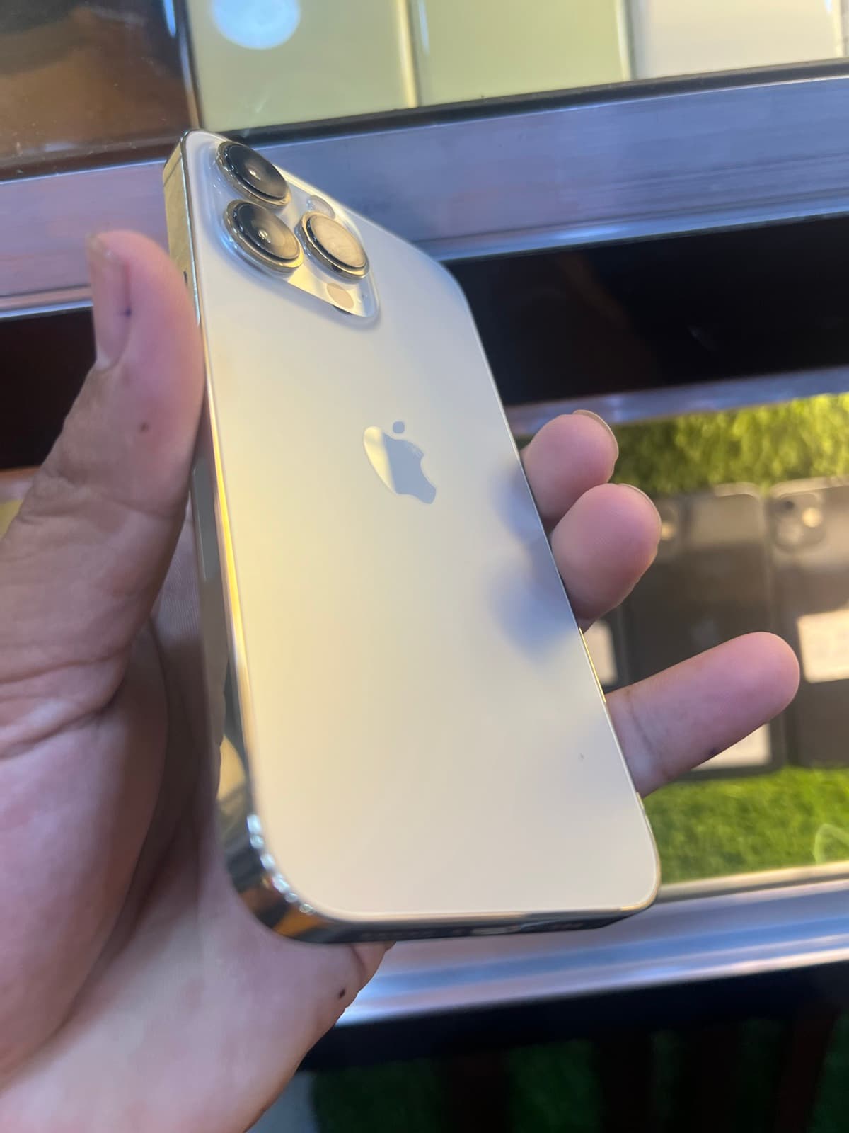 Apple iPhone 13 Pro 1TB in Gold — photo 4