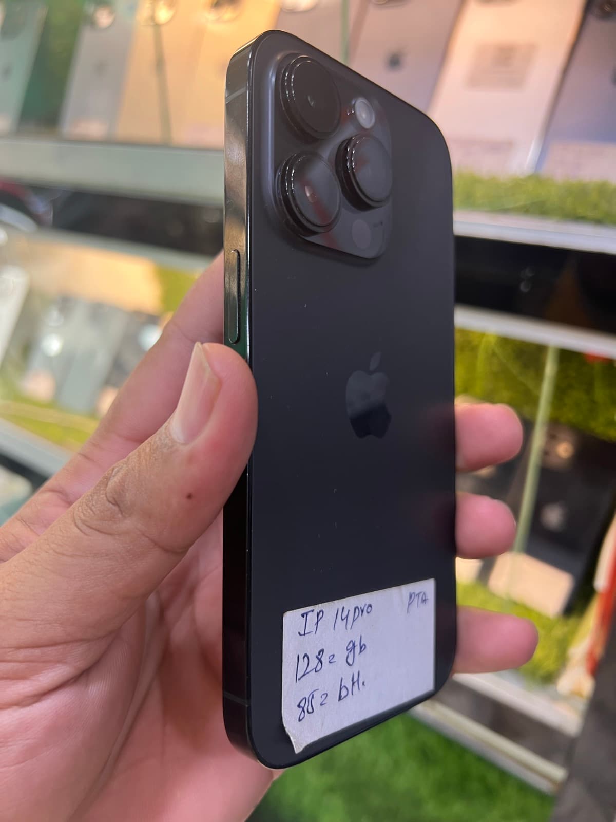 Apple iPhone 14 Pro 128GB in Space Black — photo 2