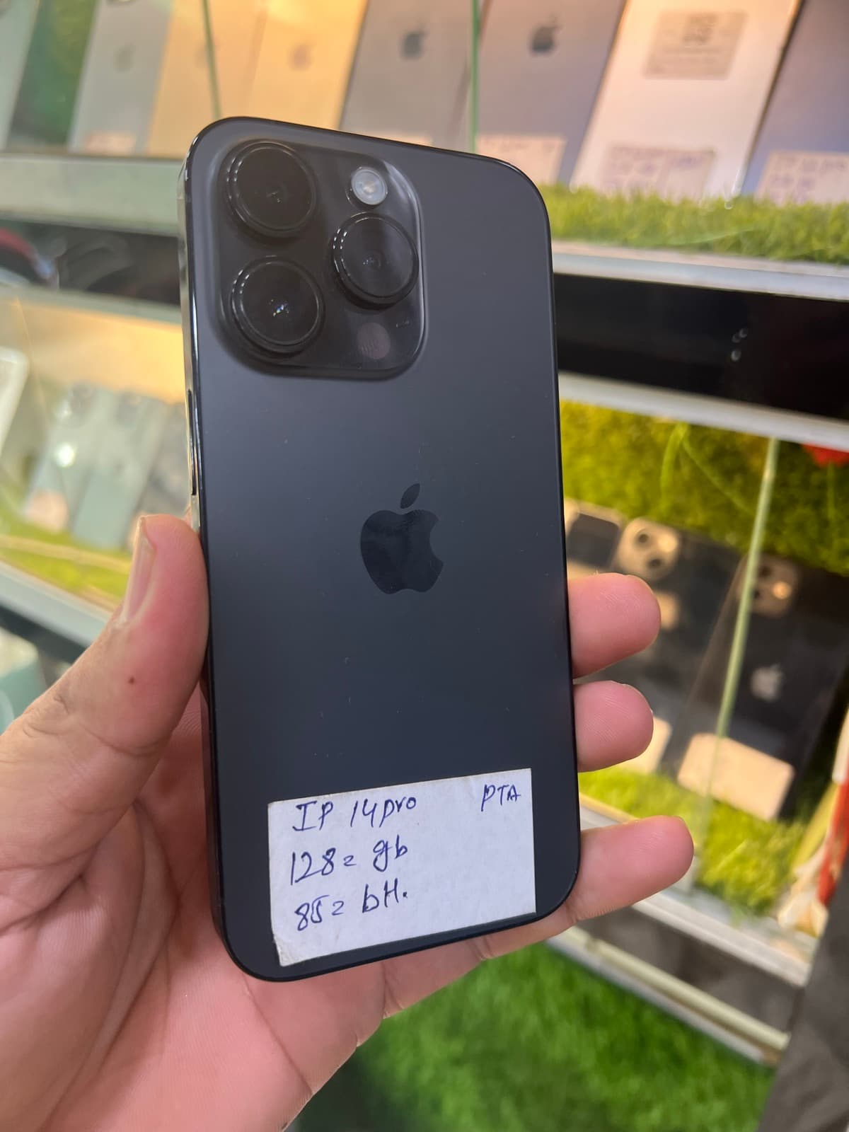 Apple iPhone 14 Pro 128GB in Space Black — photo 4