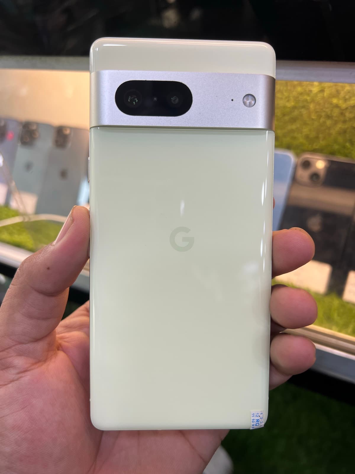 Google Pixel 7 8GB / 128GB in Lemongrass — photo 2