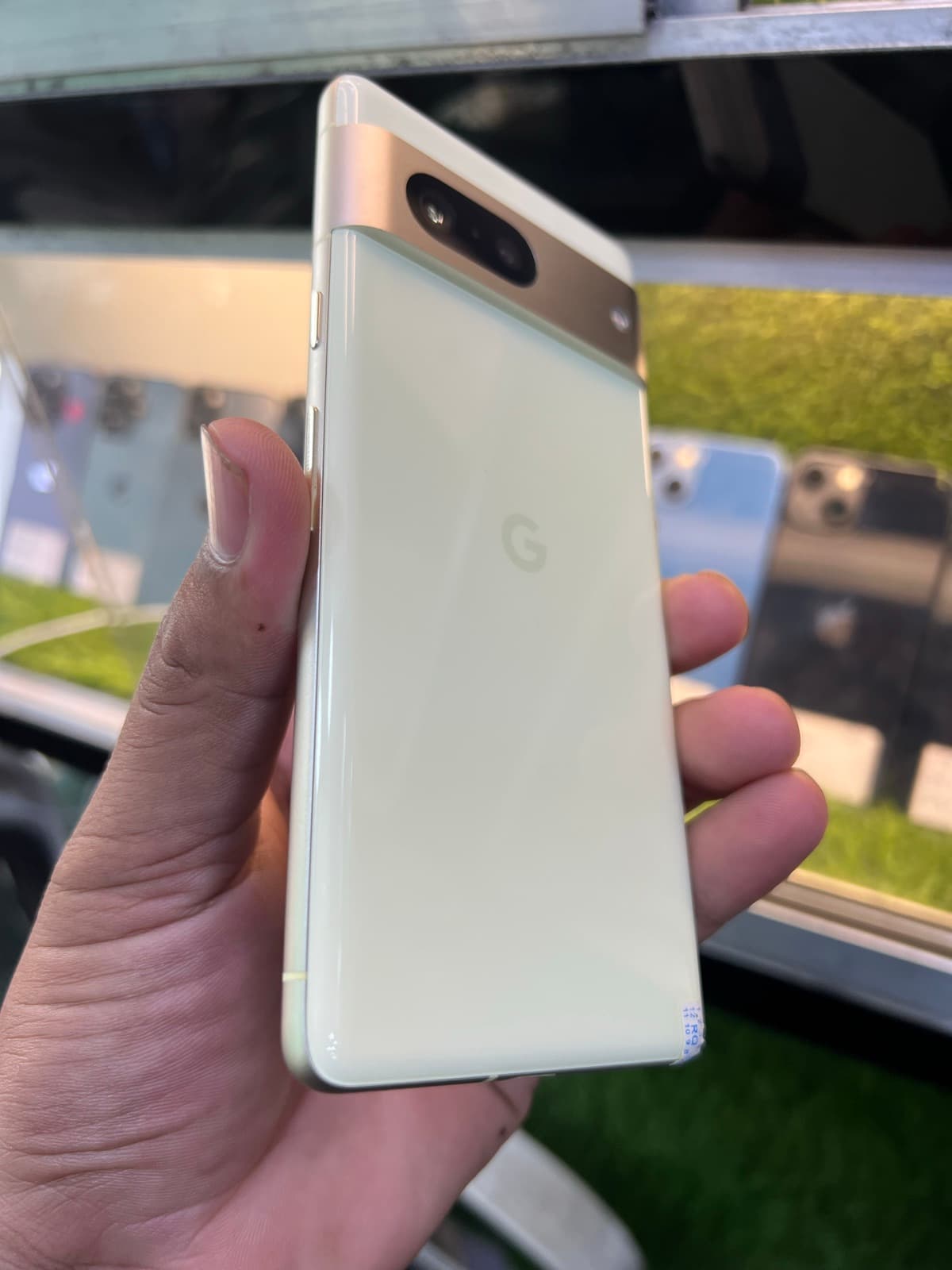 Google Pixel 7 8GB / 128GB in Lemongrass — photo 3