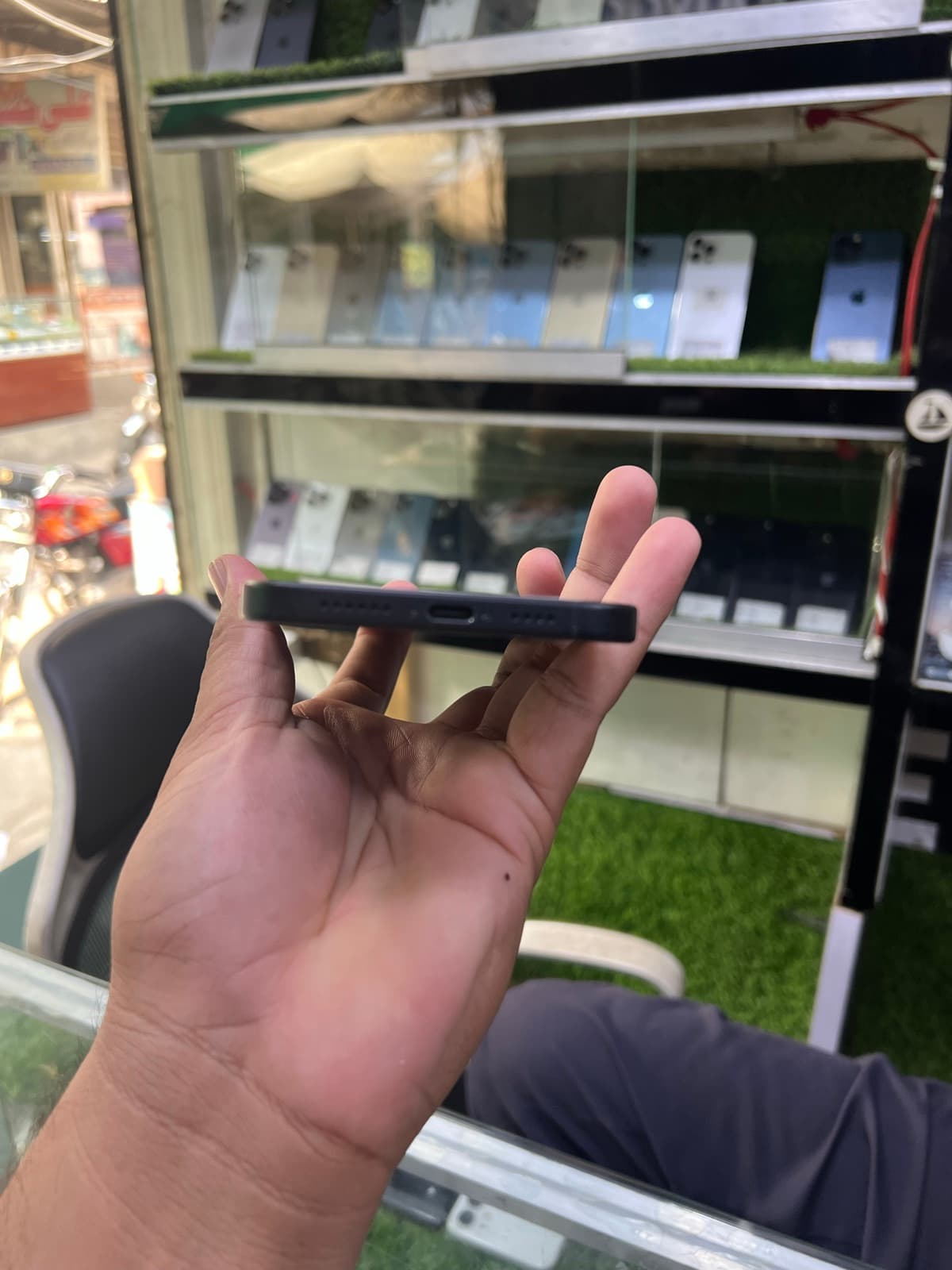 Apple iPhone 16 Plus 128GB in Black — photo 5