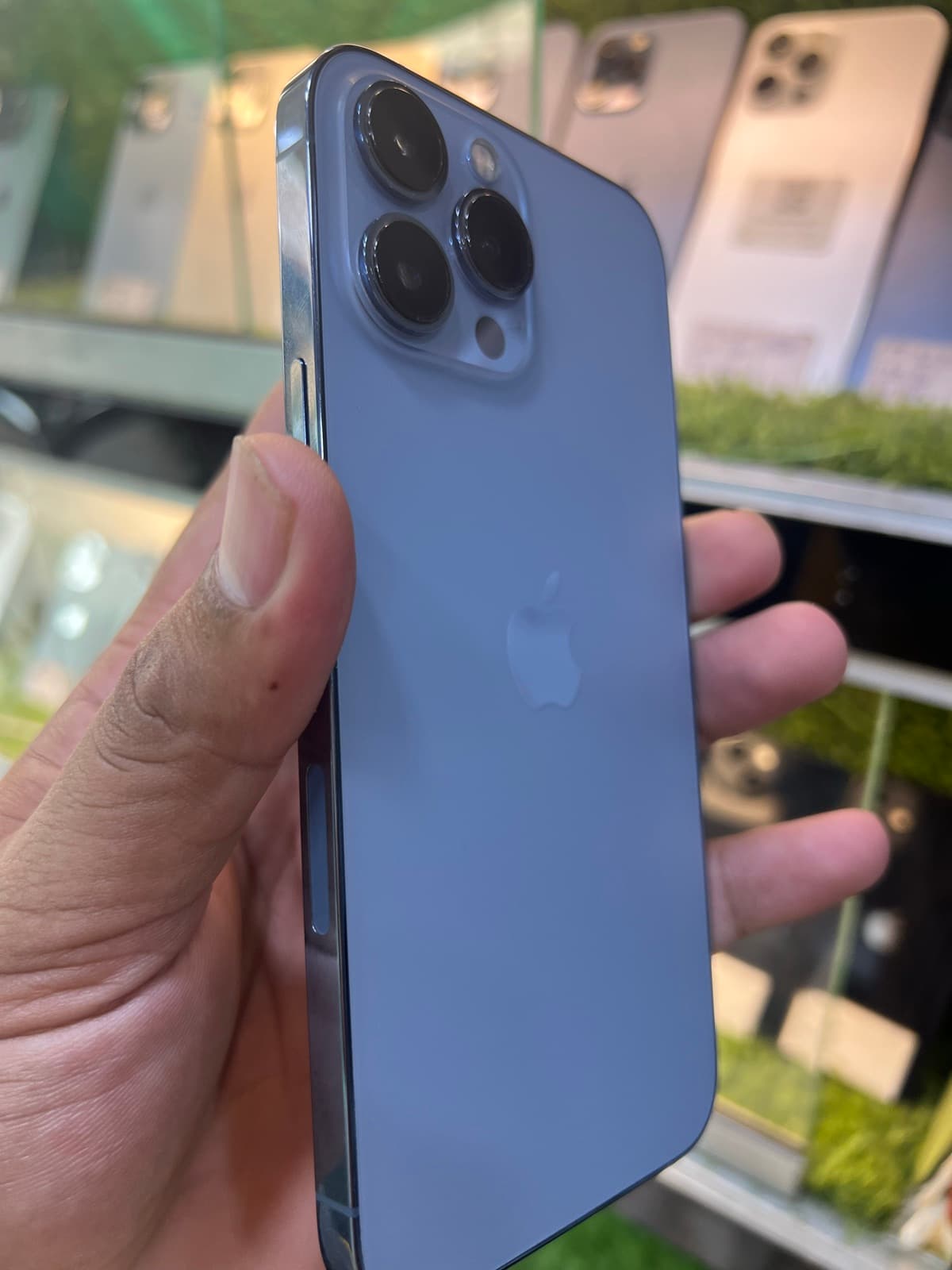 Apple iPhone 13 Pro Max 256GB in Sierra Blue — photo 2