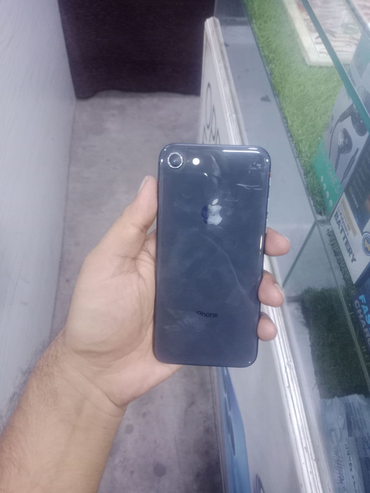 iPhone 8 · 64GB