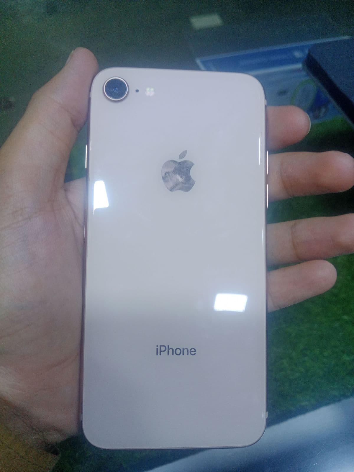 iPhone 8 · 64GB
