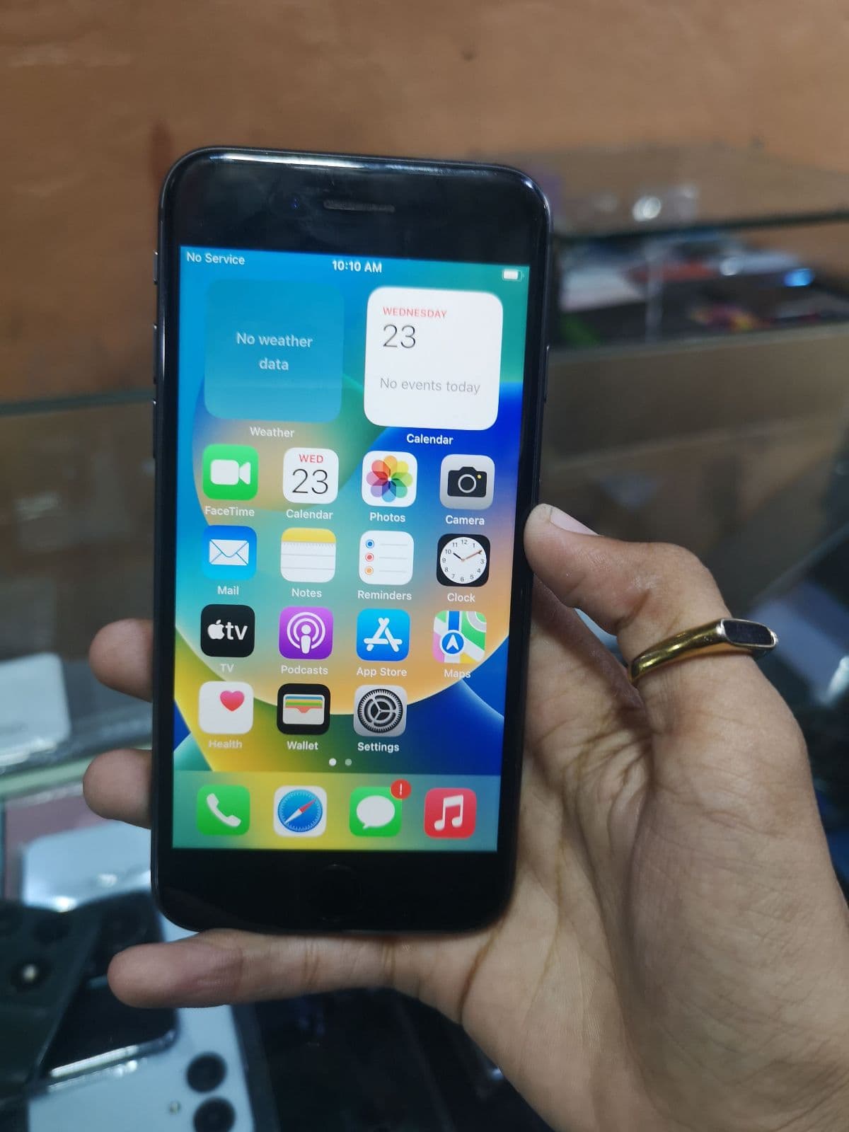 iPhone 8 · 64GB