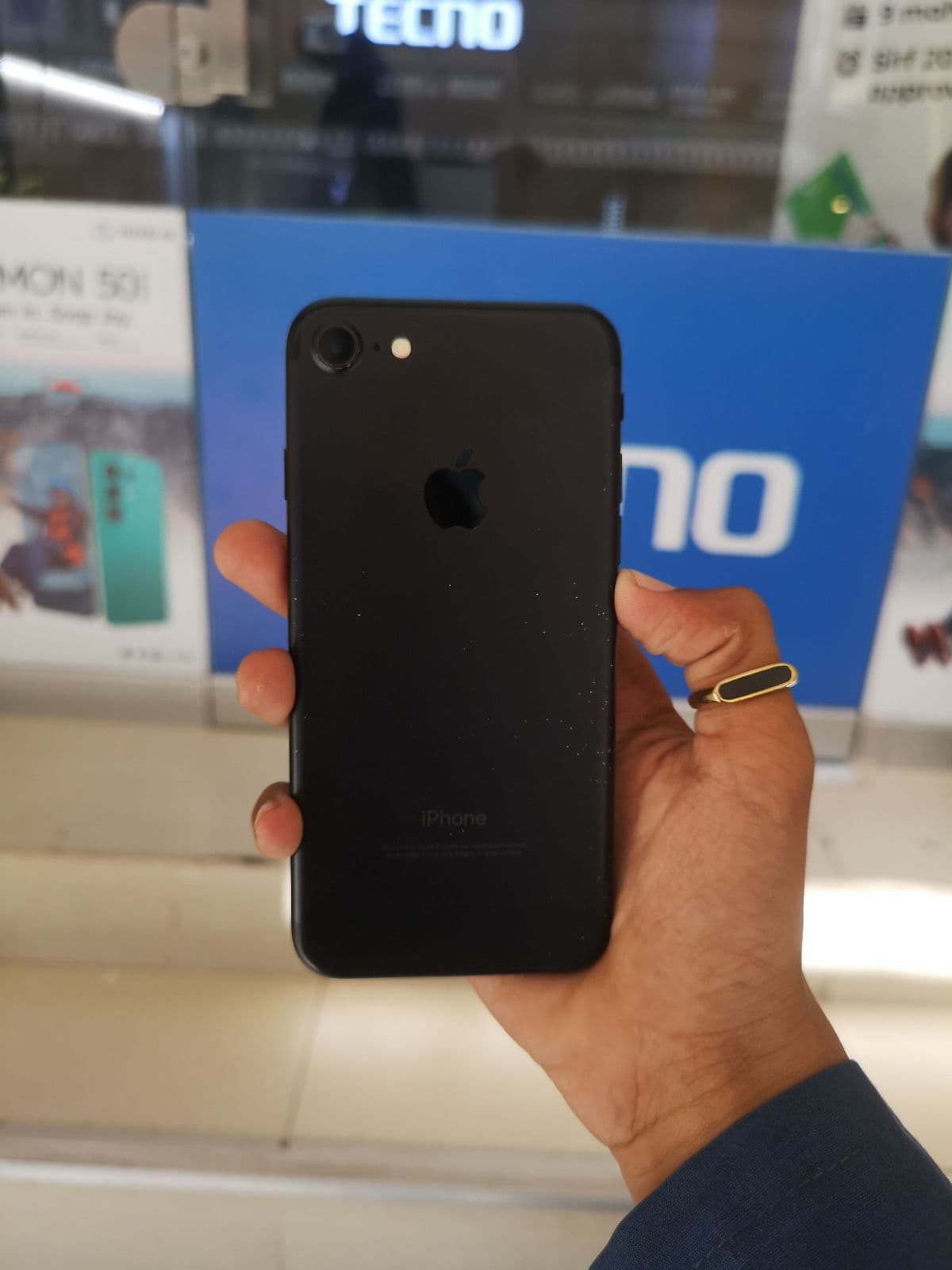 iPhone 7 · 32GB