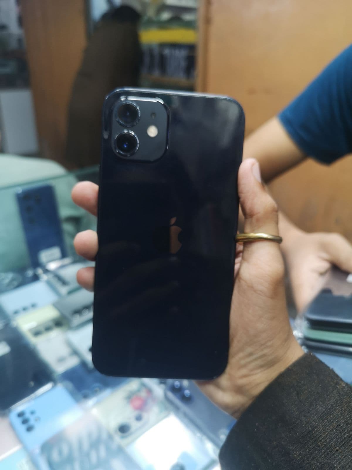iPhone 12 · 64GB