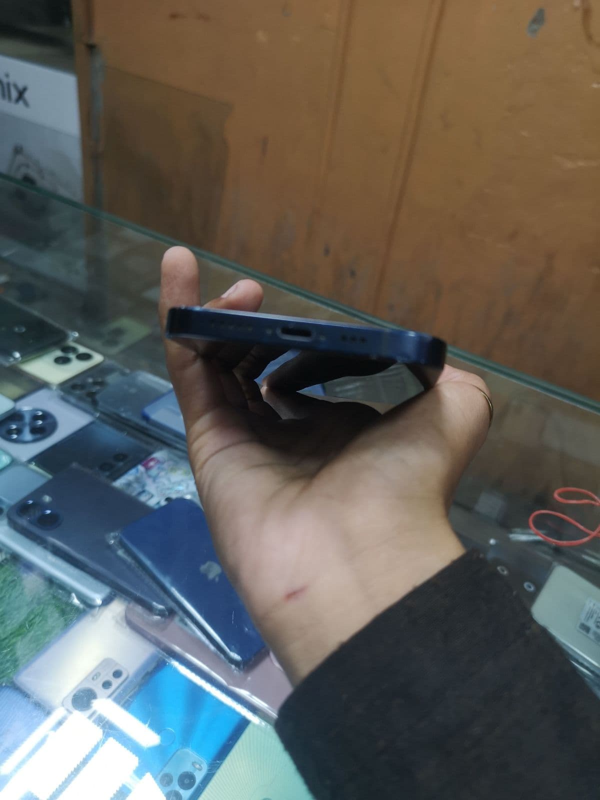 Apple iPhone 12 64GB in Black — photo 3
