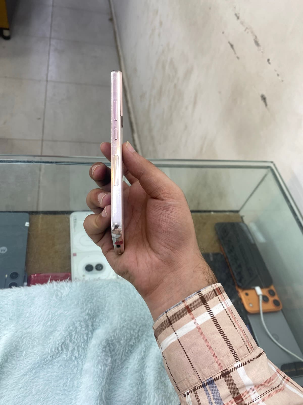 Samsung Galaxy S22 8GB / 128GB in Pink Gold — photo 2