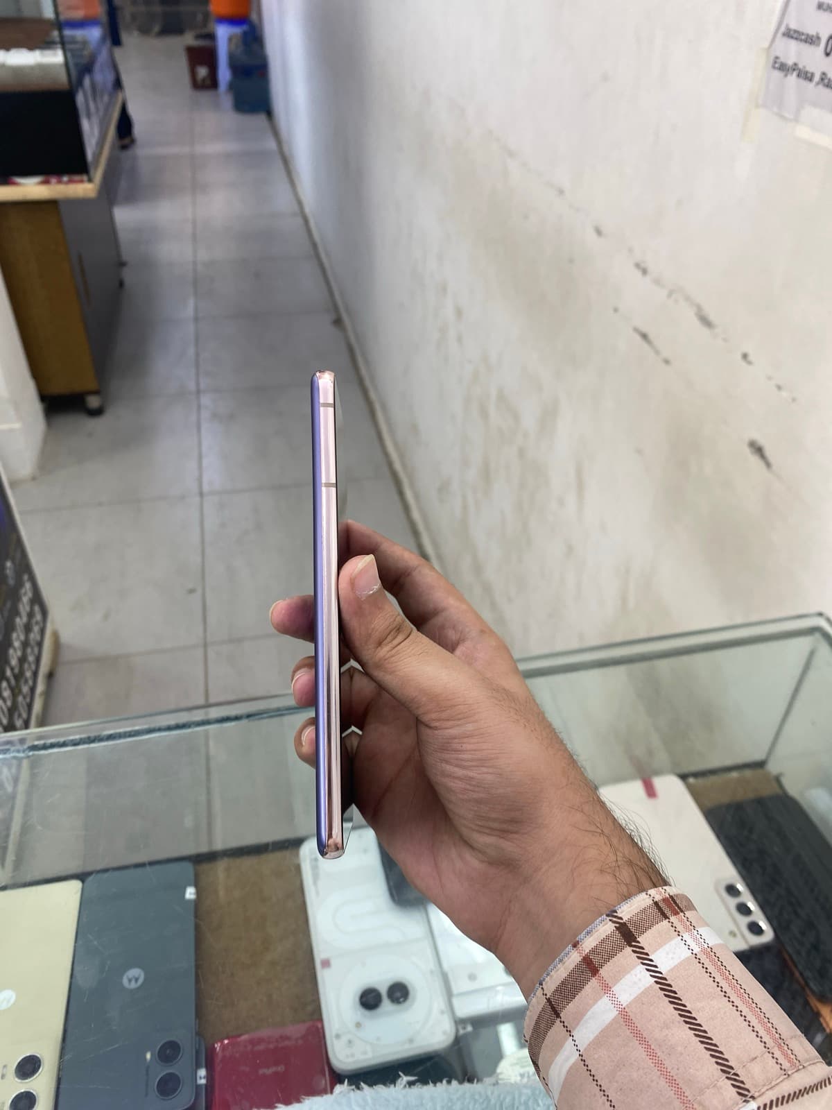 Samsung Galaxy S21 8GB / 128GB in Phantom Violet — photo 3