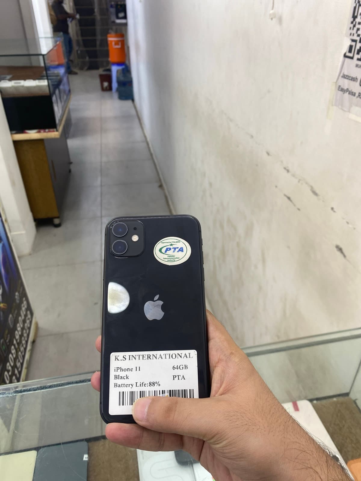 Apple iPhone 11 64GB in Black — photo 1