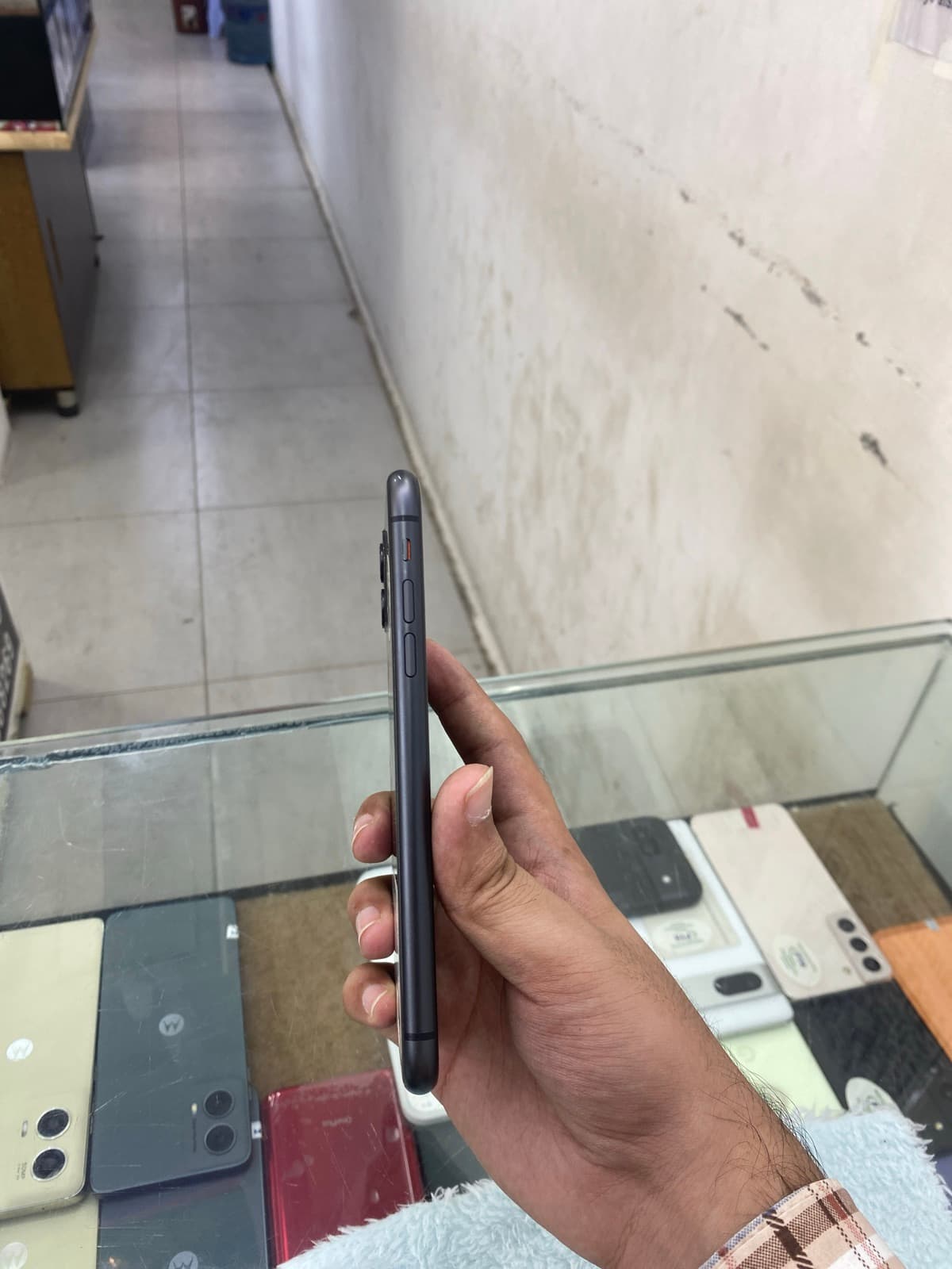 Apple iPhone 11 64GB in Black — photo 2