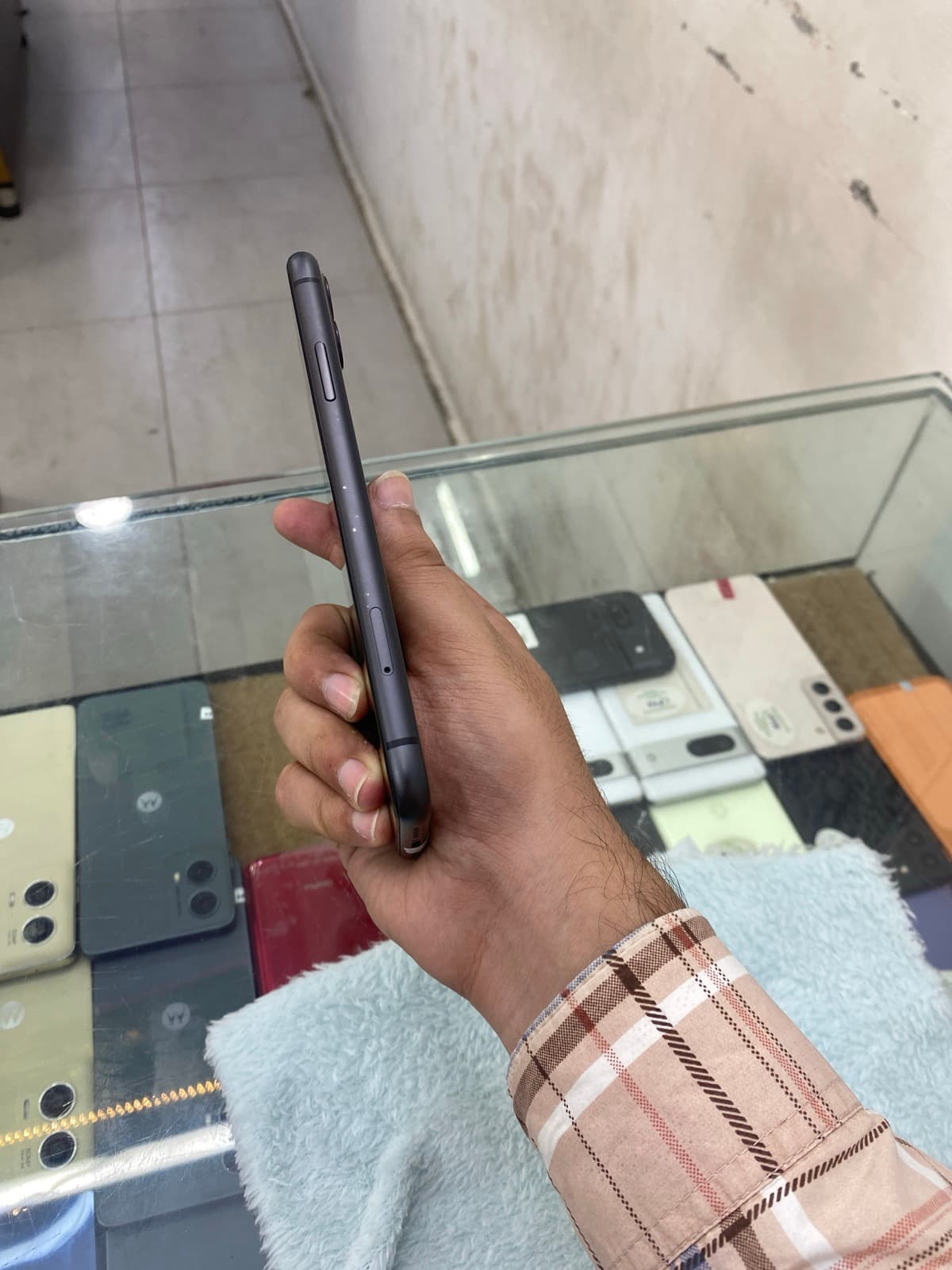 Apple iPhone 11 64GB in Black — photo 3