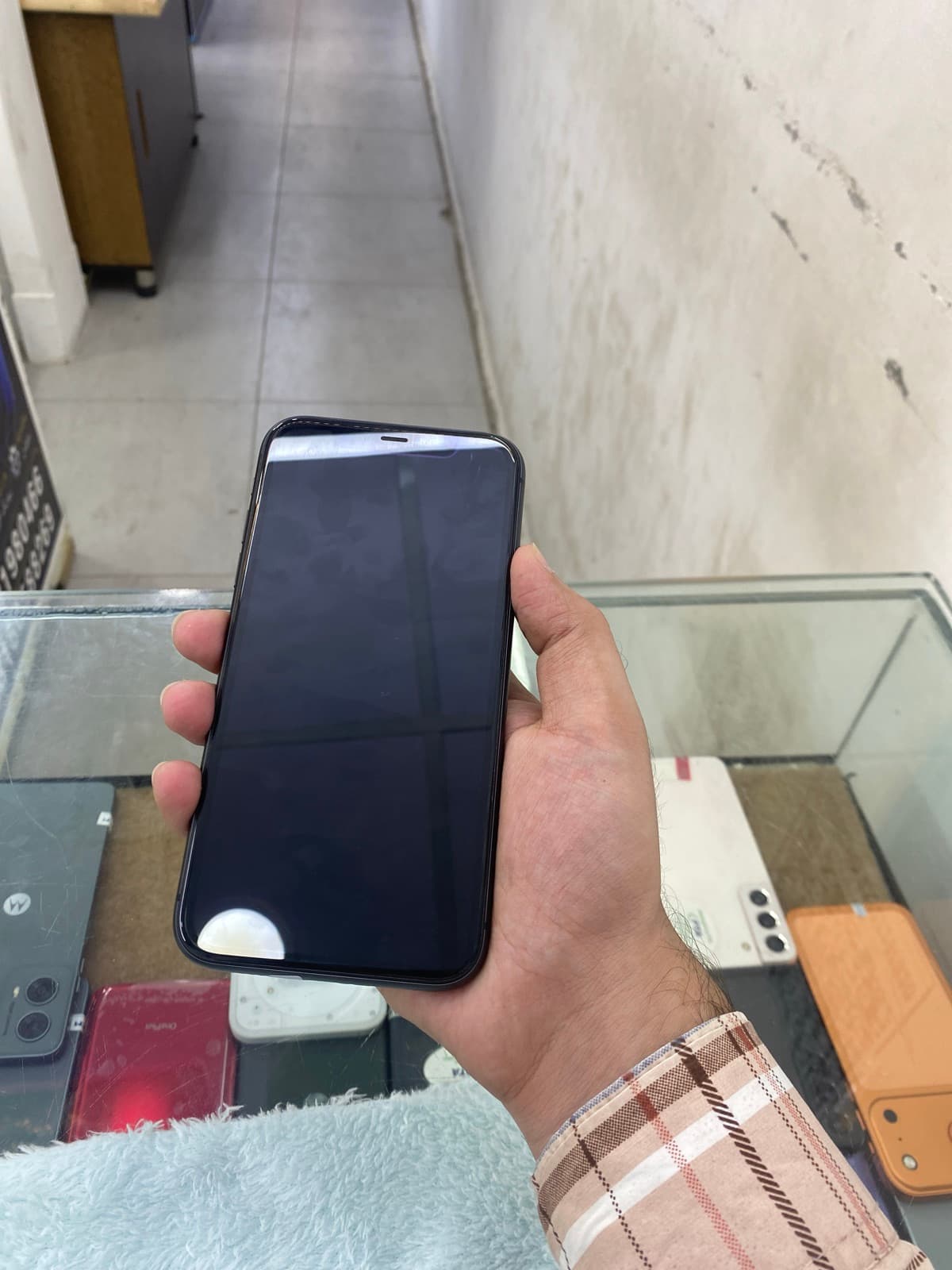 Apple iPhone 11 64GB in Black — photo 5