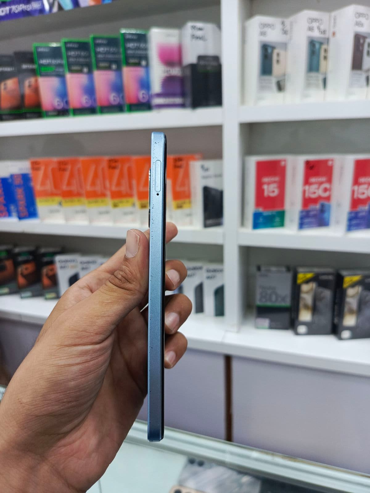 Oppo A18 4GB / 128GB in Glowing Blue — photo 3