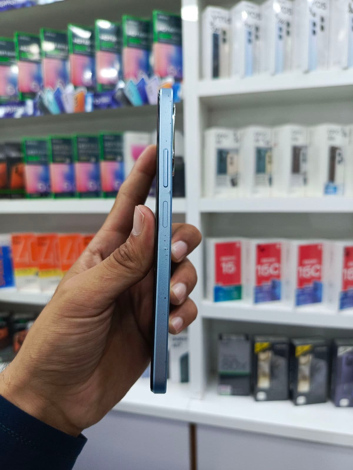 Oppo A18 4GB / 128GB in Glowing Blue — photo 2