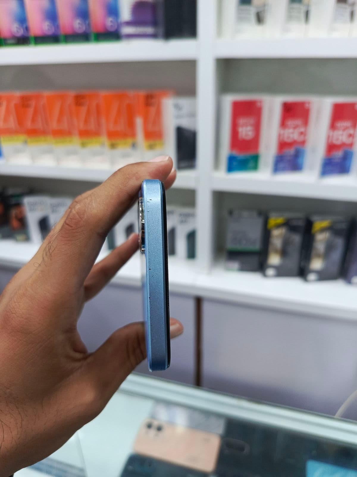 Oppo A18 4GB / 128GB in Glowing Blue — photo 5