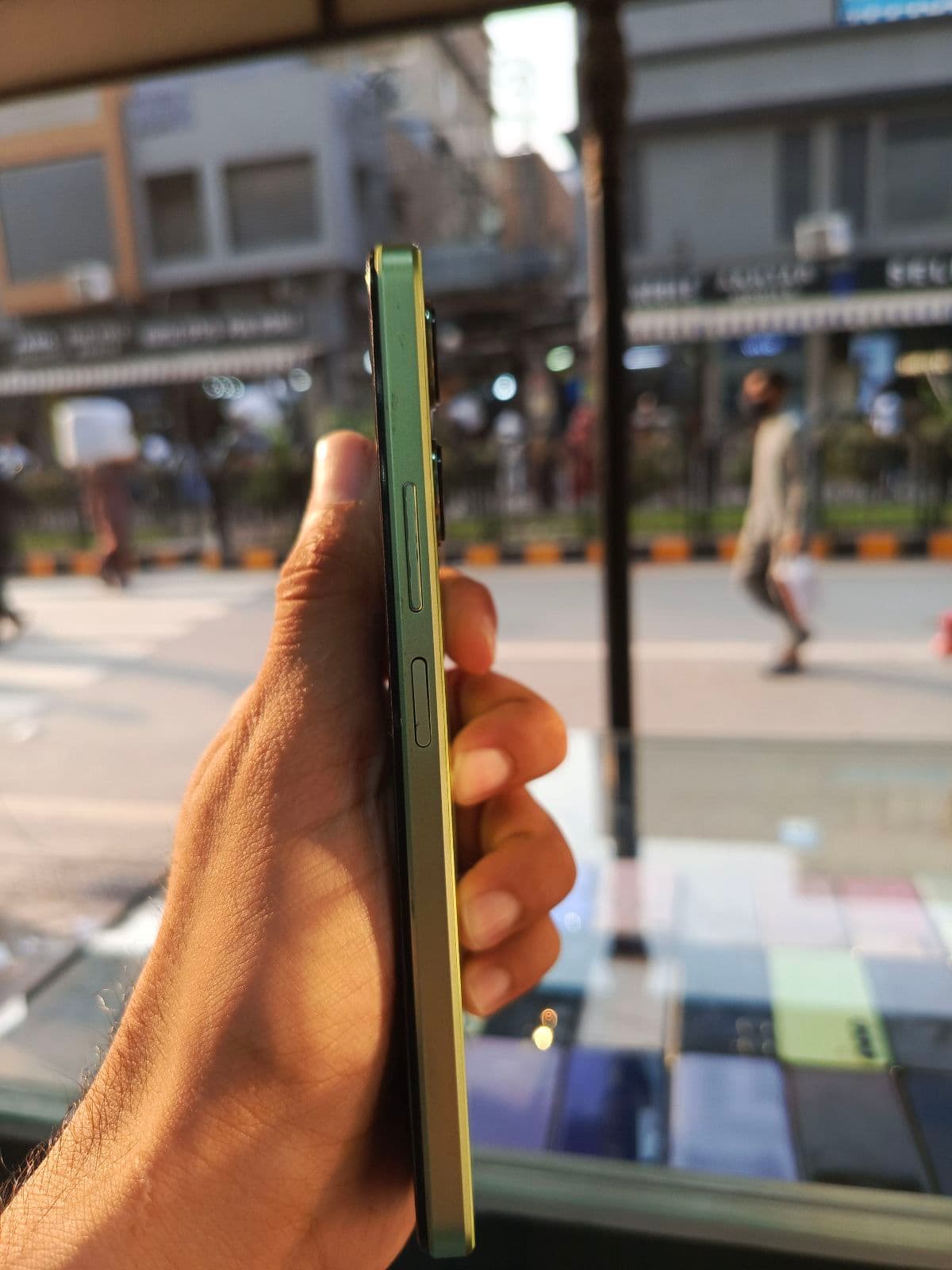 Vivo Y18 4GB / 128GB in Gem Green — photo 2