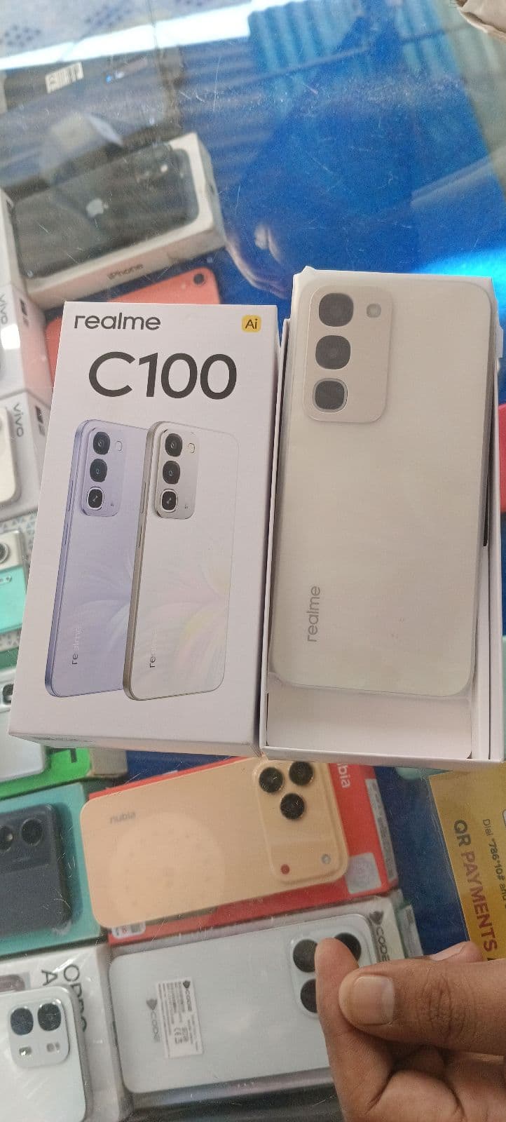 Realme C100 8GB / 256GB in Glory White — photo 2