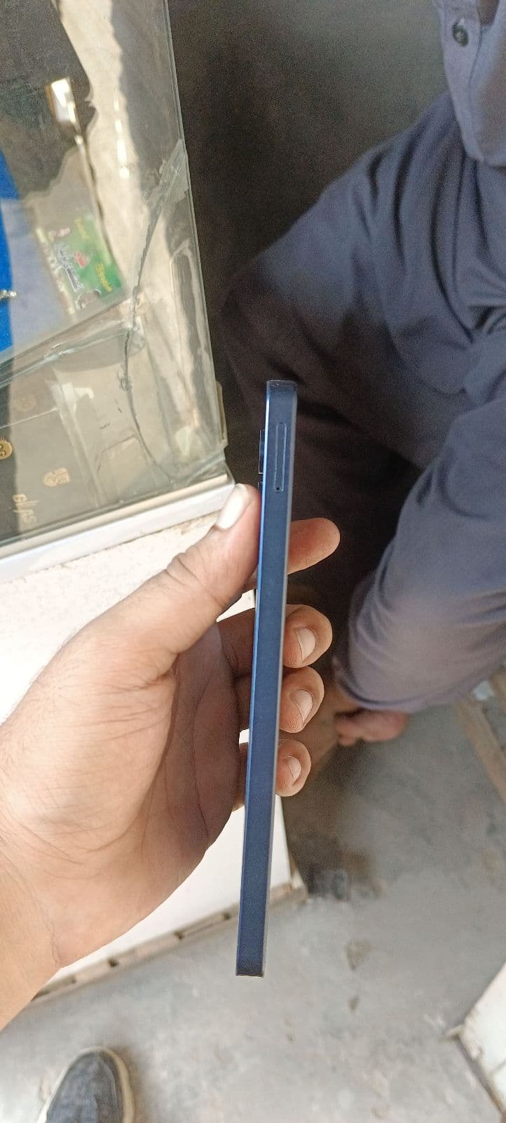 Samsung Galaxy A06 4GB / 128GB in Gold — photo 3