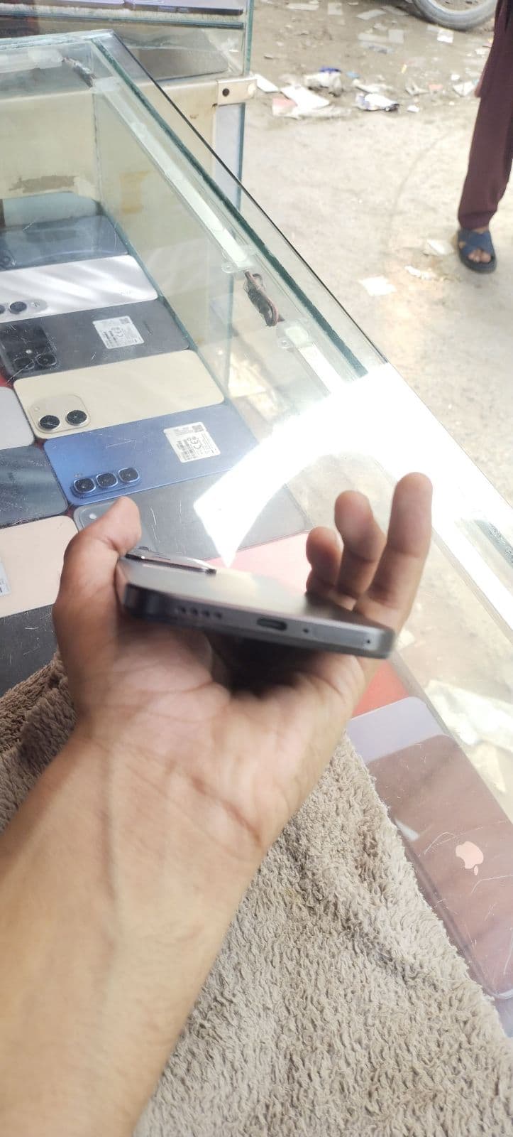 Realme C85 8GB / 128GB in Swan Black — photo 3