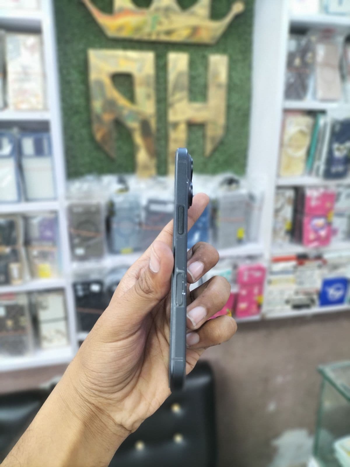 Apple iPhone 16 128GB in Black — photo 4