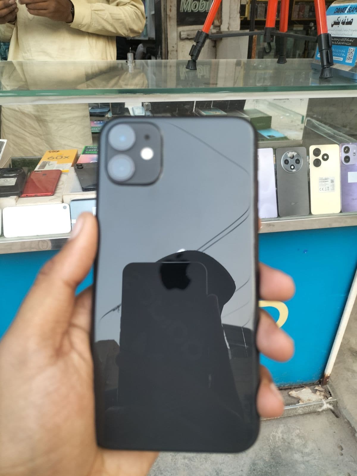 iPhone 11 · 64GB