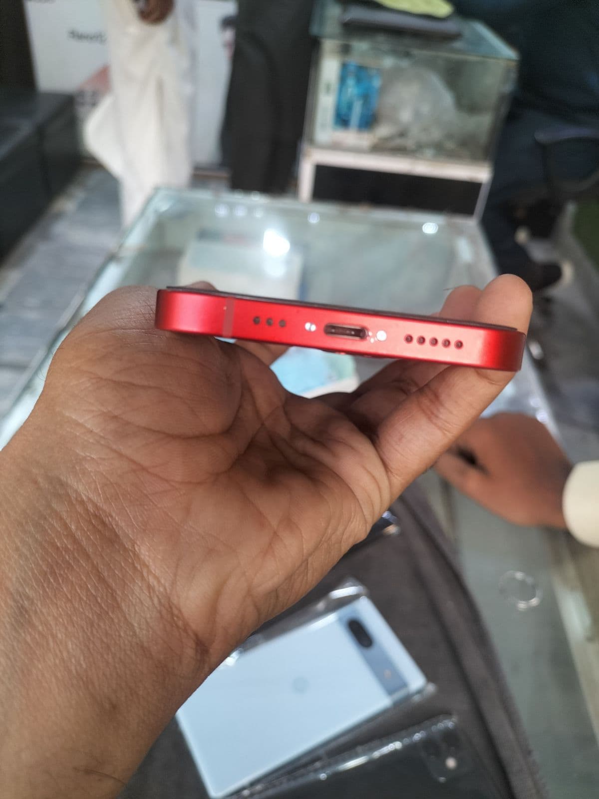 Apple iPhone 13 128GB in (PRODUCT)RED — photo 3