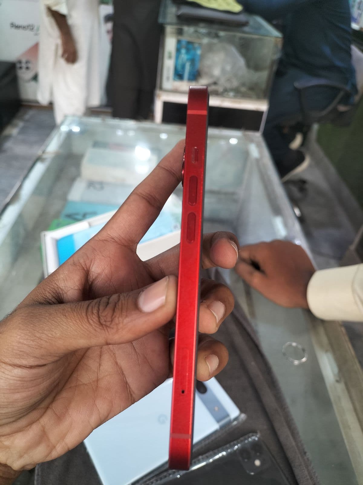 Apple iPhone 13 128GB in (PRODUCT)RED — photo 4