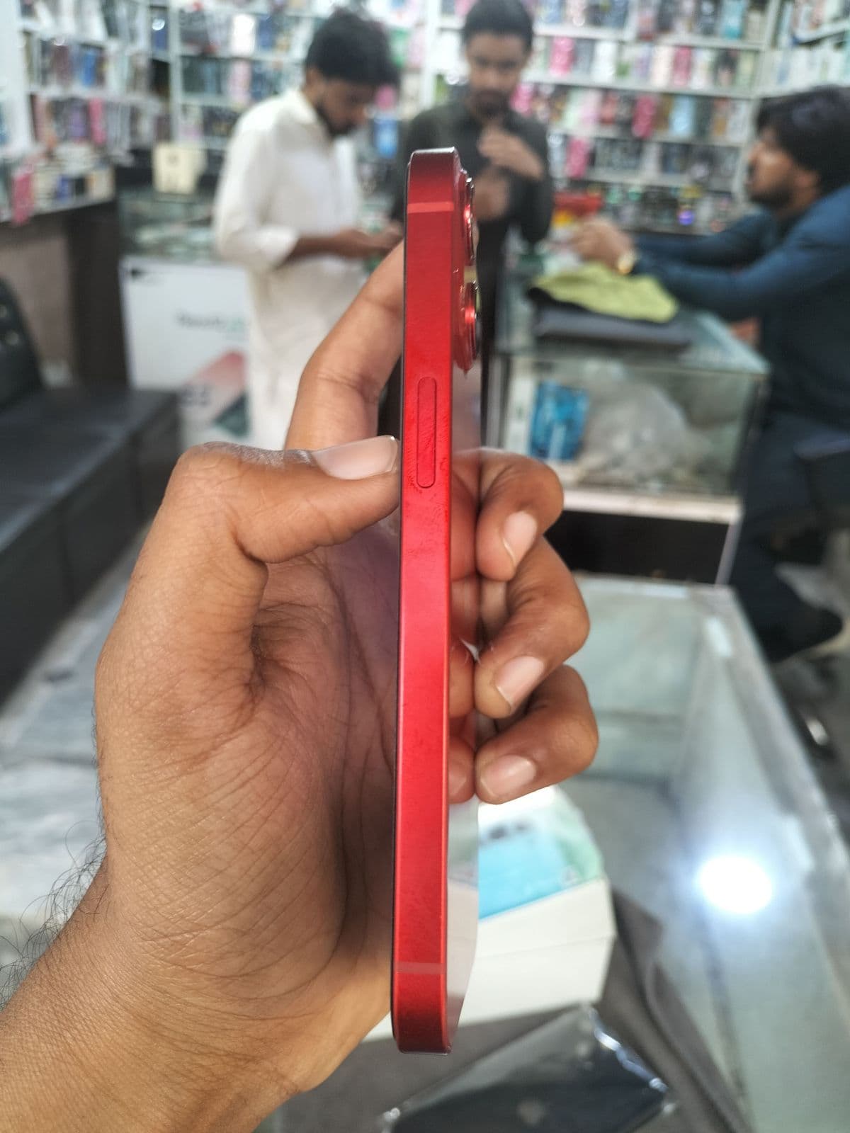 Apple iPhone 13 128GB in (PRODUCT)RED — photo 5