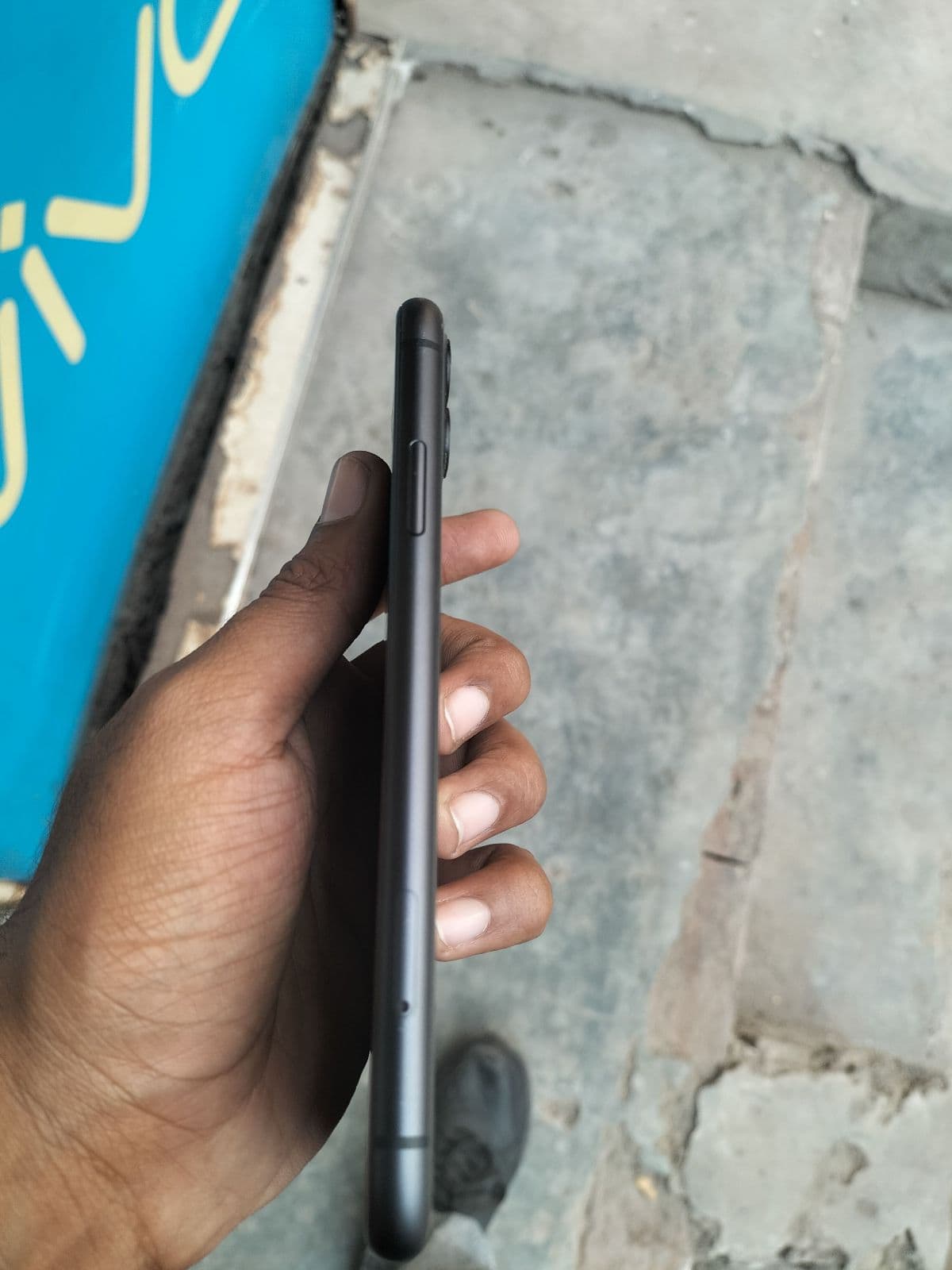 Apple iPhone 11 64GB in Black — photo 4