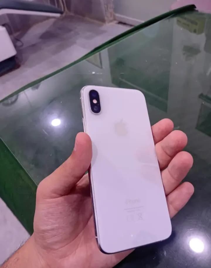 iPhone XS · 64GB