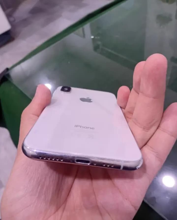 Apple iPhone XS 64GB in Silver — photo 3