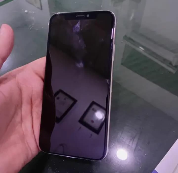 Apple iPhone XS 64GB in Silver — photo 4