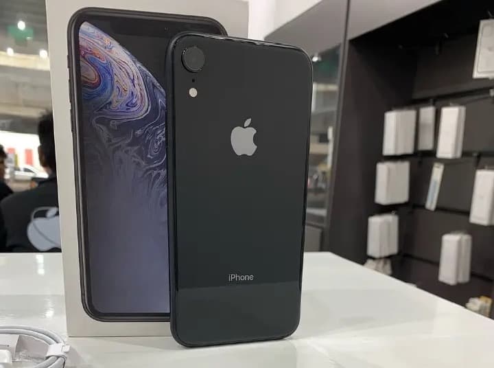 Apple iPhone XR 128GB in Black — photo 2