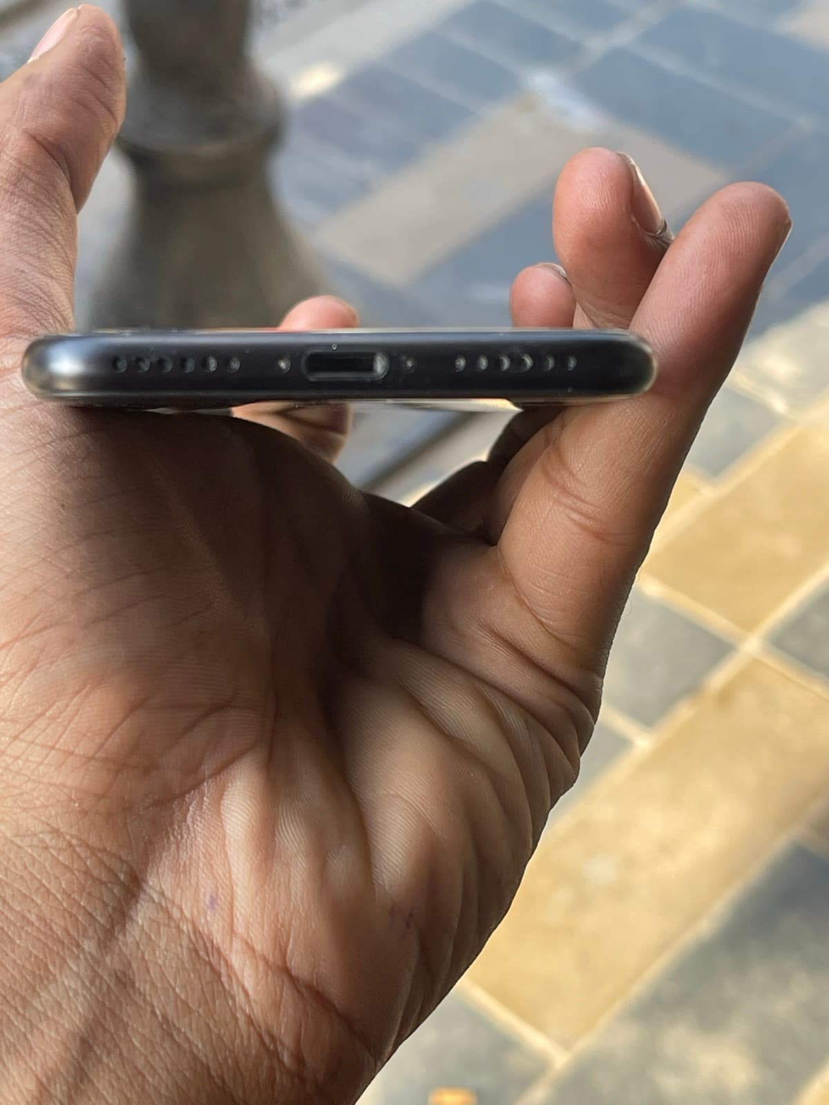 Apple iPhone SE (2022) 64GB in Midnight — photo 3