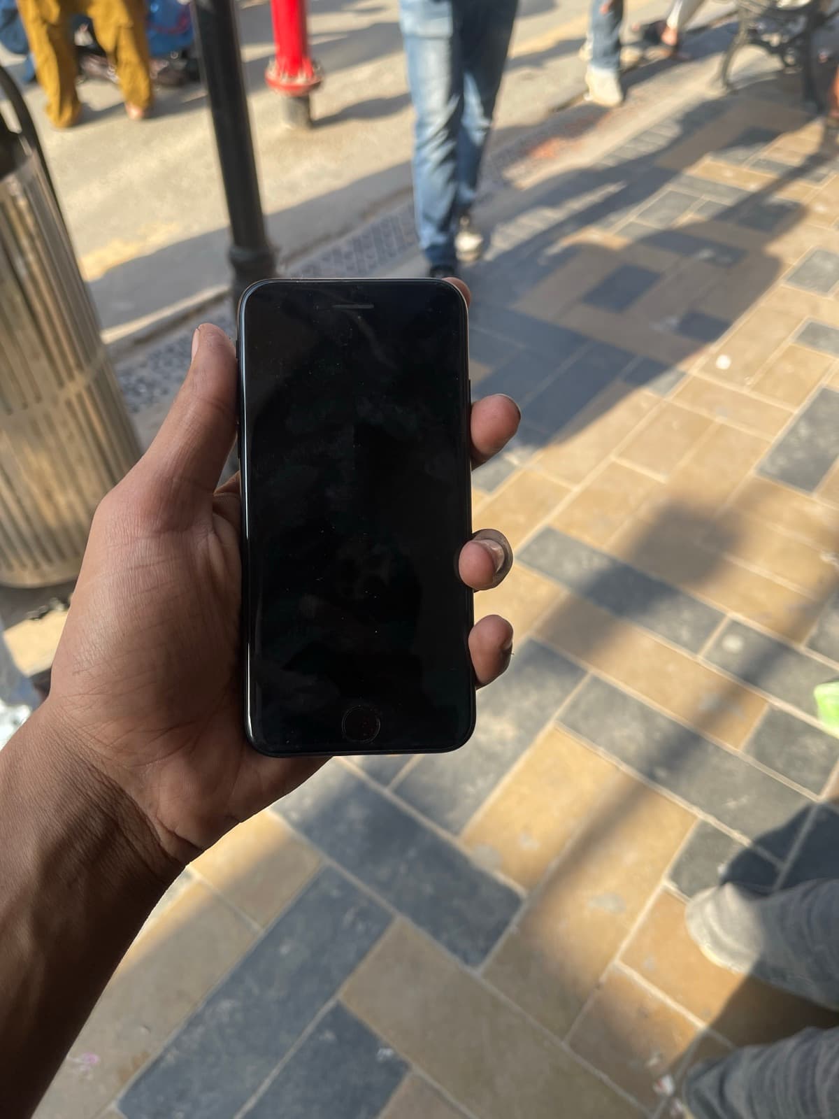 Apple iPhone SE (2022) 64GB in Midnight — photo 4