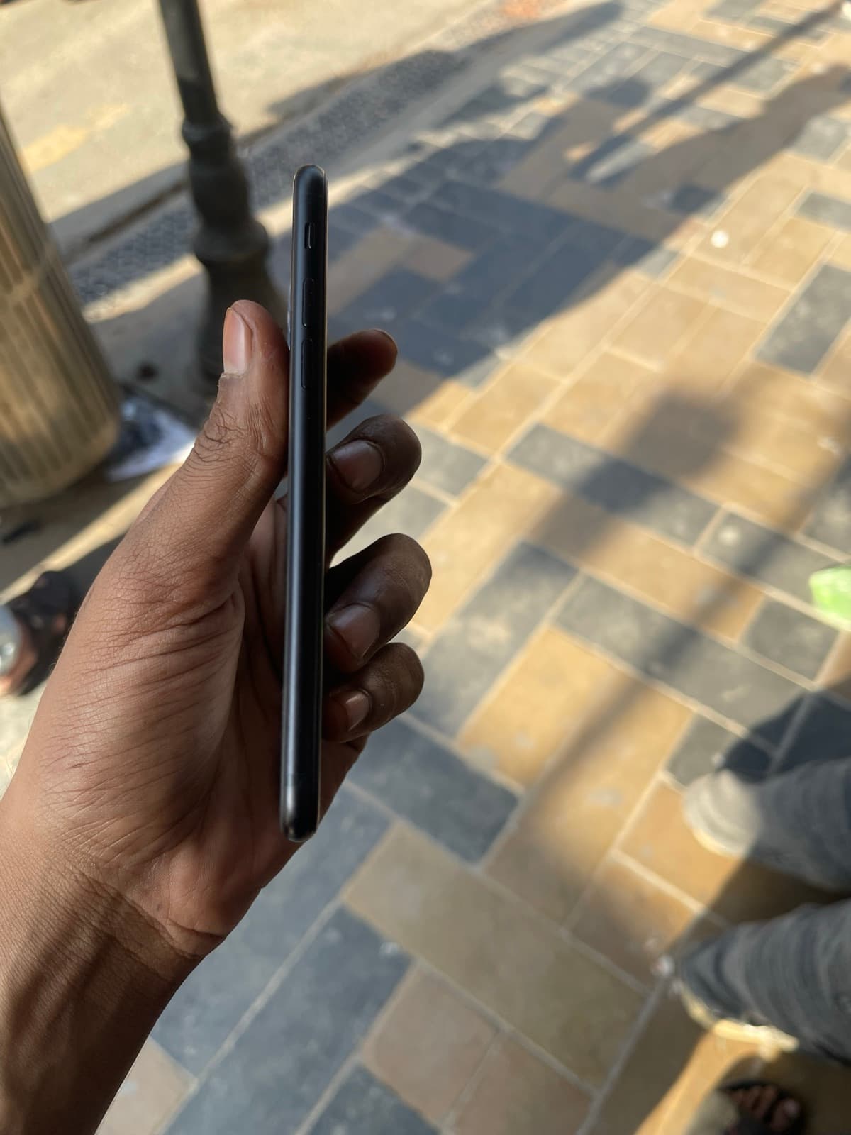 Apple iPhone SE (2022) 64GB in Midnight — photo 5