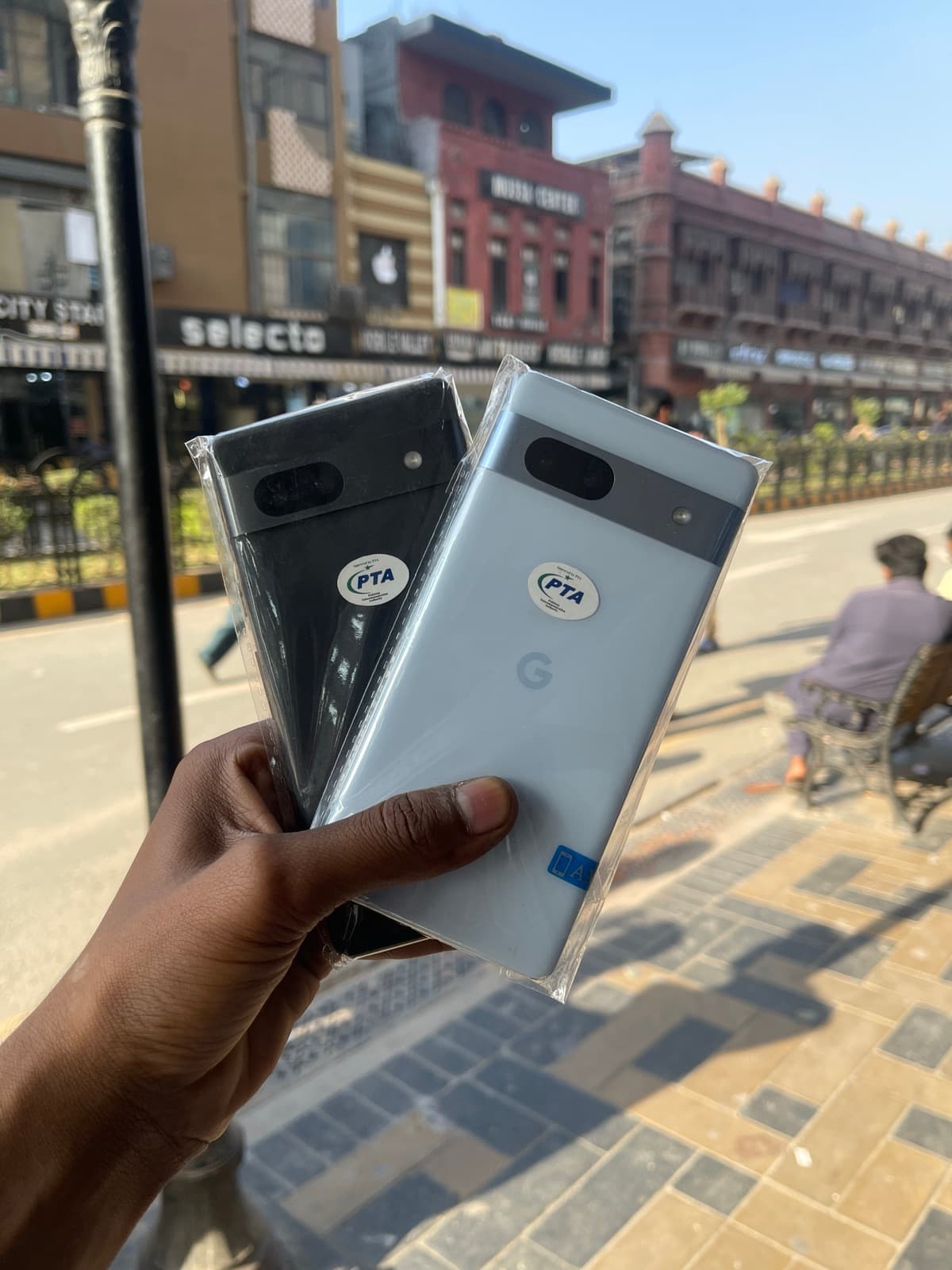 Google Pixel 7a 8GB / 128GB in Charcoal — photo 2