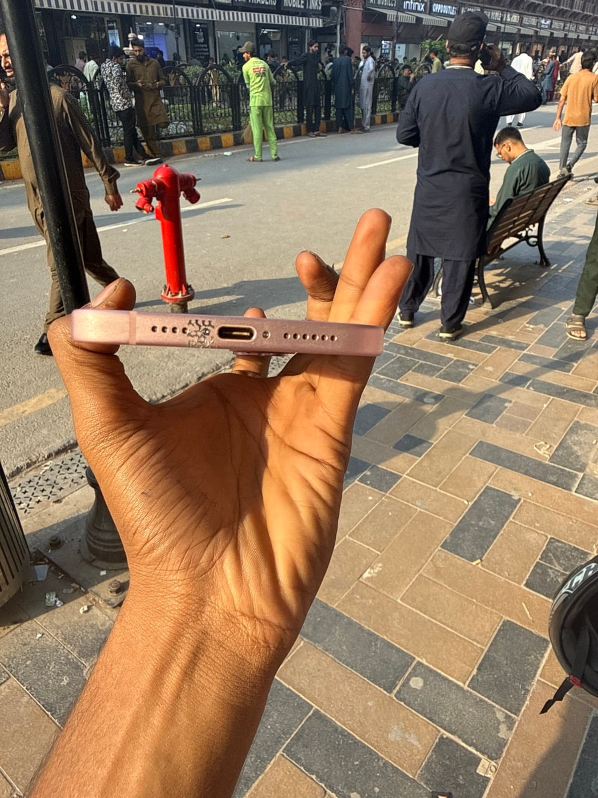Apple iPhone 15 Plus 128GB in Pink — photo 3