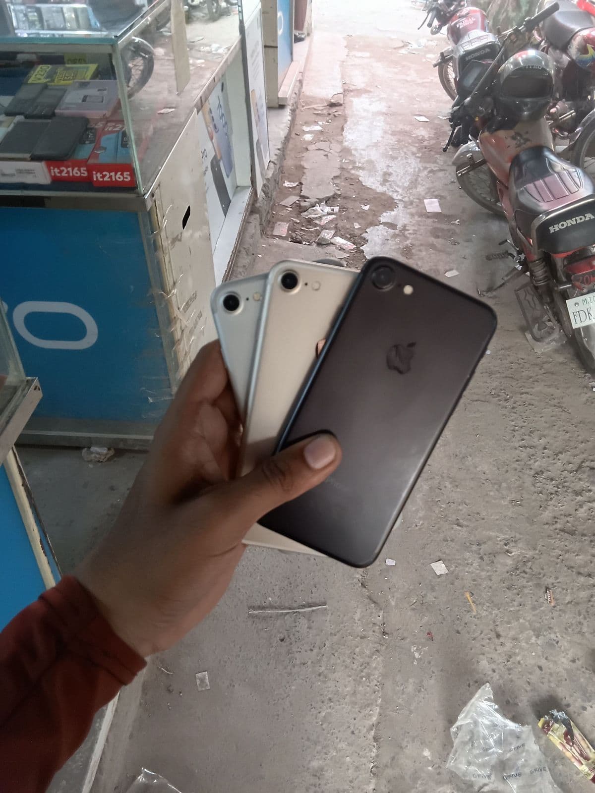 Apple iPhone 7 32GB in Gold — photo 2