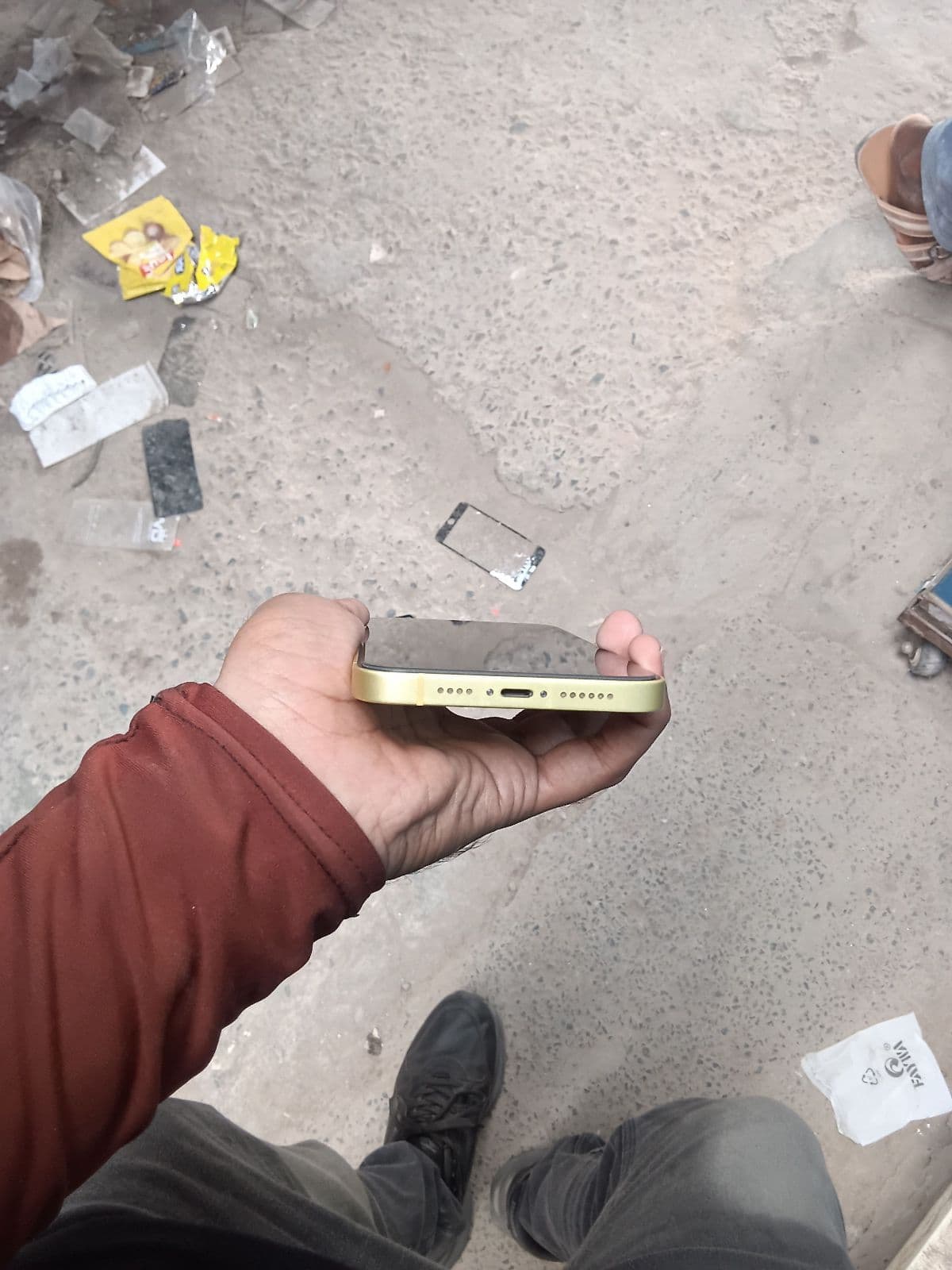 Apple iPhone 14 Plus 128GB in Yellow — photo 3